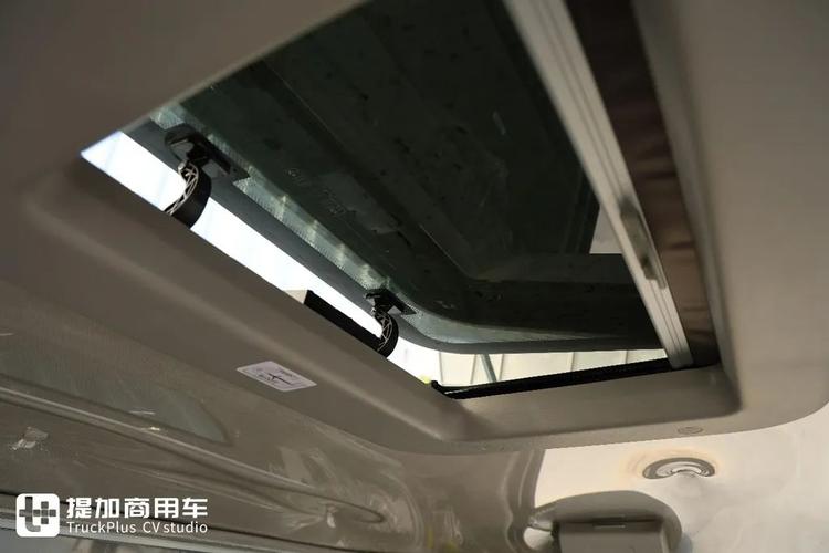 豪沃驾驶室天窗锁子怎么拆的相关图片